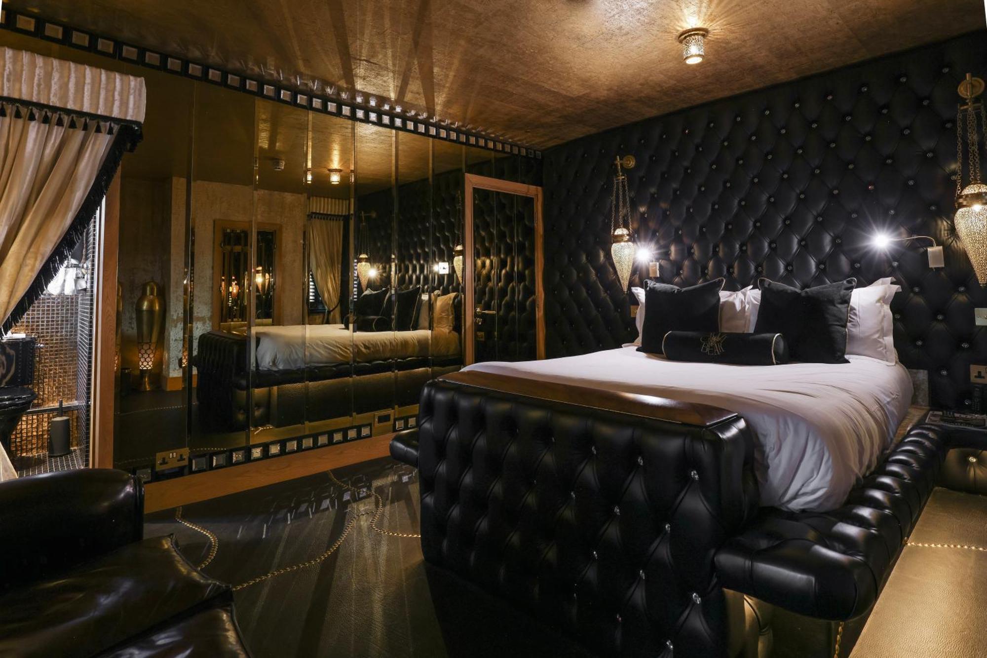 Crazy Bear Beaconsfield Hotel Ngoại thất bức ảnh